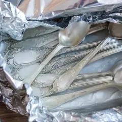 Stare, poczerniałe sztućce ze srebra, gotowe do czyszczenia. Jak wyczyścić poczerniałe srebro? Wystarczy folia aluminiowa i soda.