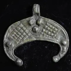 Lunula naszyjnik znaczenie: symbolika, która wzmacnia kobiecość
