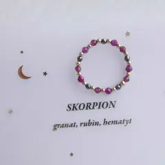 Pierścionek z granatu, rubinu i hematytu dla Skorpiona. Kosmiczna biżuteria z księżycem i gwiazdkami.