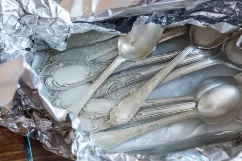 Stare, poczerniałe sztućce ze srebra, gotowe do czyszczenia. Jak wyczyścić poczerniałe srebro? Wystarczy folia aluminiowa i soda.