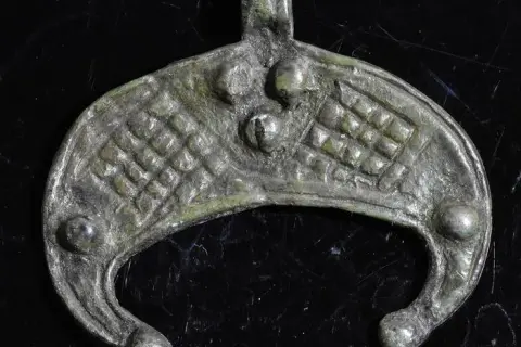 Lunula naszyjnik znaczenie: symbolika, która wzmacnia kobiecość