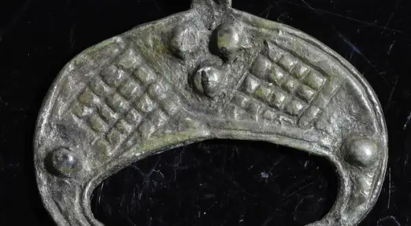 Lunula naszyjnik znaczenie: symbolika, która wzmacnia kobiecość