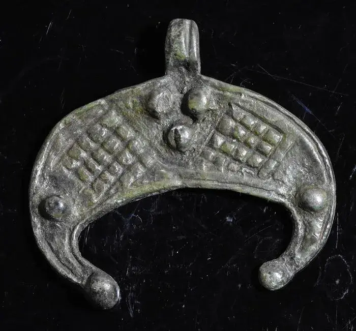 Lunula naszyjnik znaczenie: symbolika, która wzmacnia kobiecość