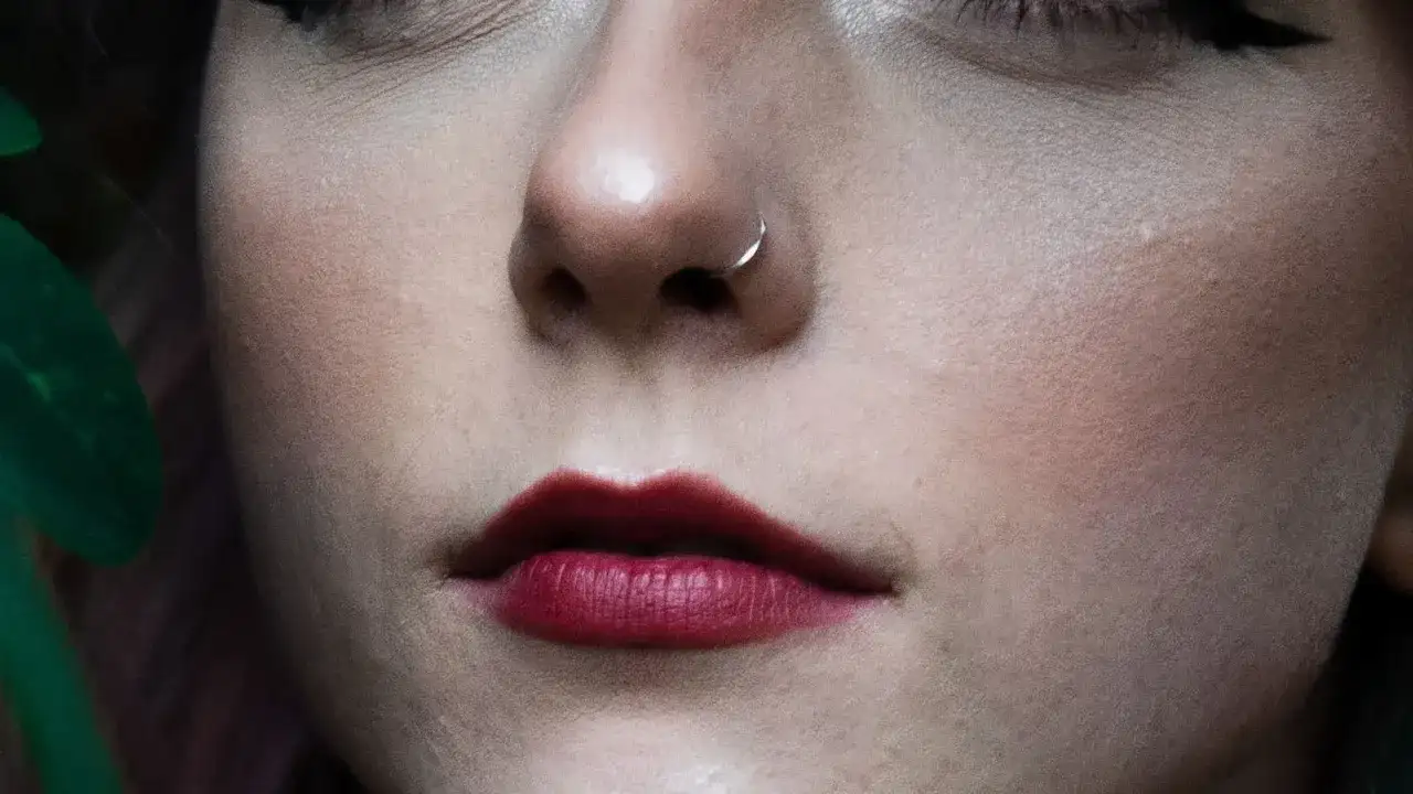 Forward nostril - elegancki piercing nosa? Poznaj fakty