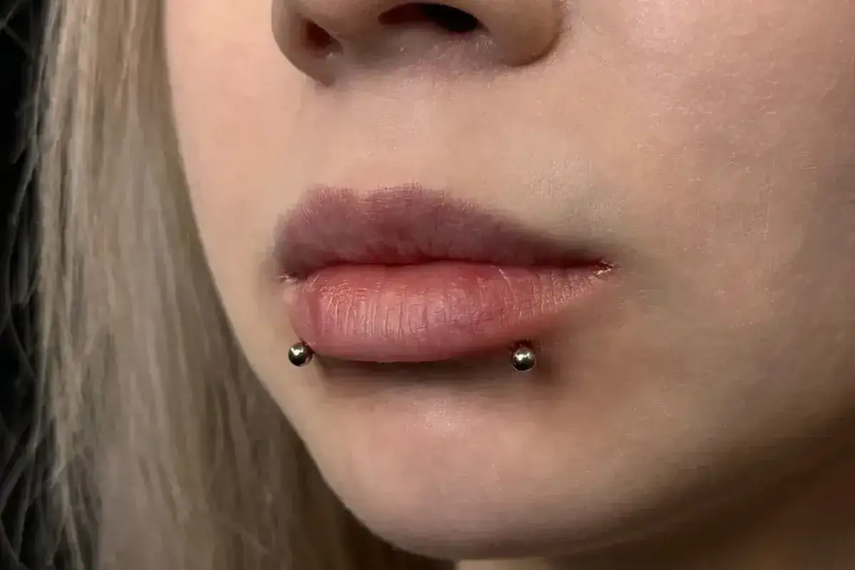 Usta z kolczykami, które przypominają angel fangs, dodają uroku.