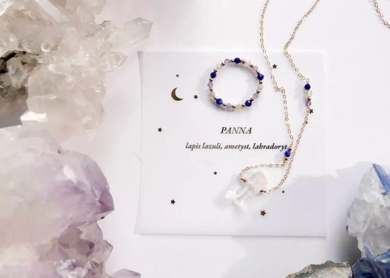 Delikatna biżuteria z lapis lazuli, ametystu i labradorytu, idealna jako kamienie dla Panny. Otoczona kryształami.